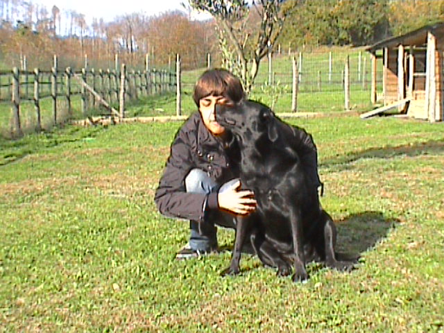 trippy, labrador nera, che bacia Roby sul naso